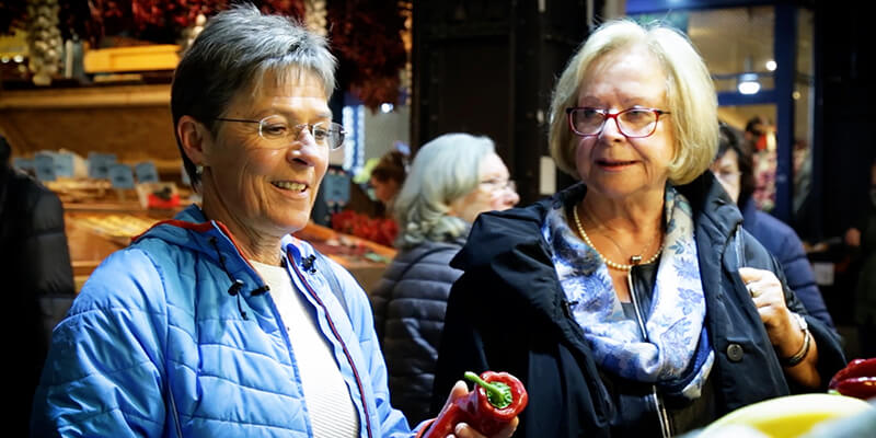 :Ein Ausflug zu Budapests historischen Markthallen mit Zahnpatientin Helga